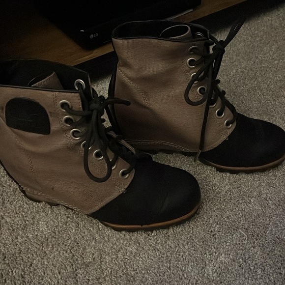 Sorel tan & black Joan of Artic II wedge boots, size 7 - Picture 4 of 4